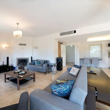 Luxury 4 Bedroom Villa With Pool Гёчек