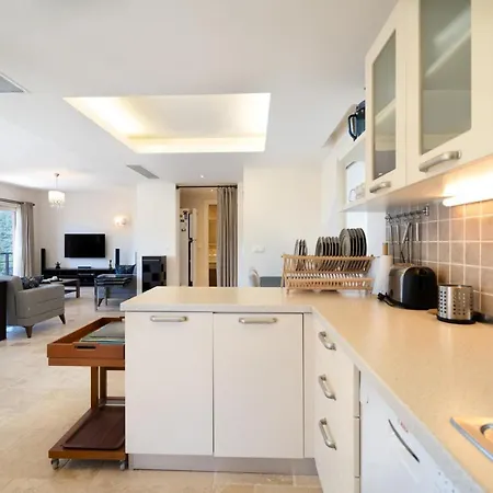 Villa Luxury 4 Bedroom Villa With Pool *